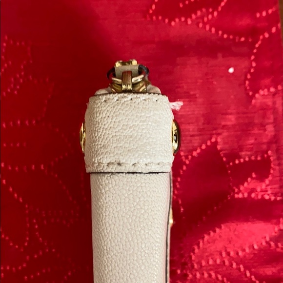 Michael Kors cream wallet with gold hardware - Picture 5 of 7